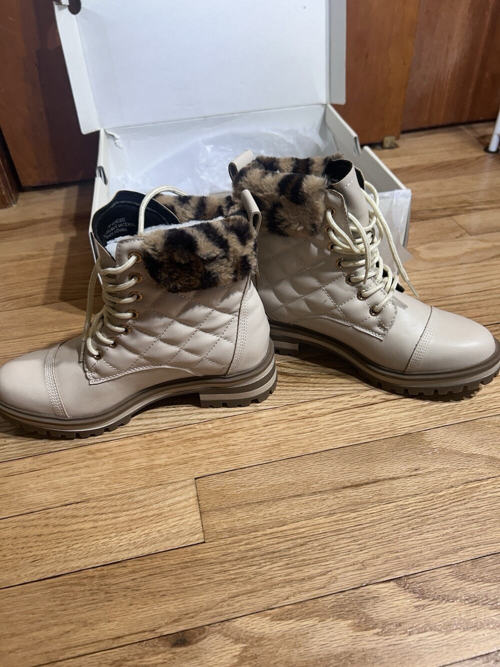 Comfortview boots With quilted exterior and leopard print faux fur trim Sz 7